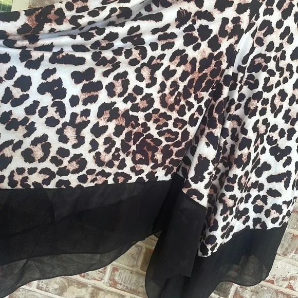 Amzplus Animal print Angled Hem V-neck Tunic Top - Picture 7 of 9